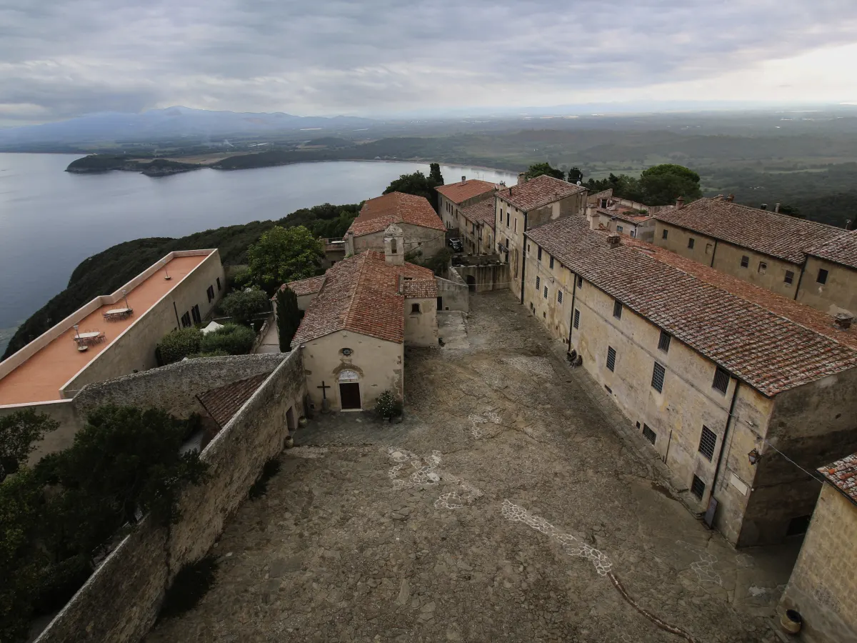 Il borgo di Populonia con il golfo di Baratti sullo sfondo