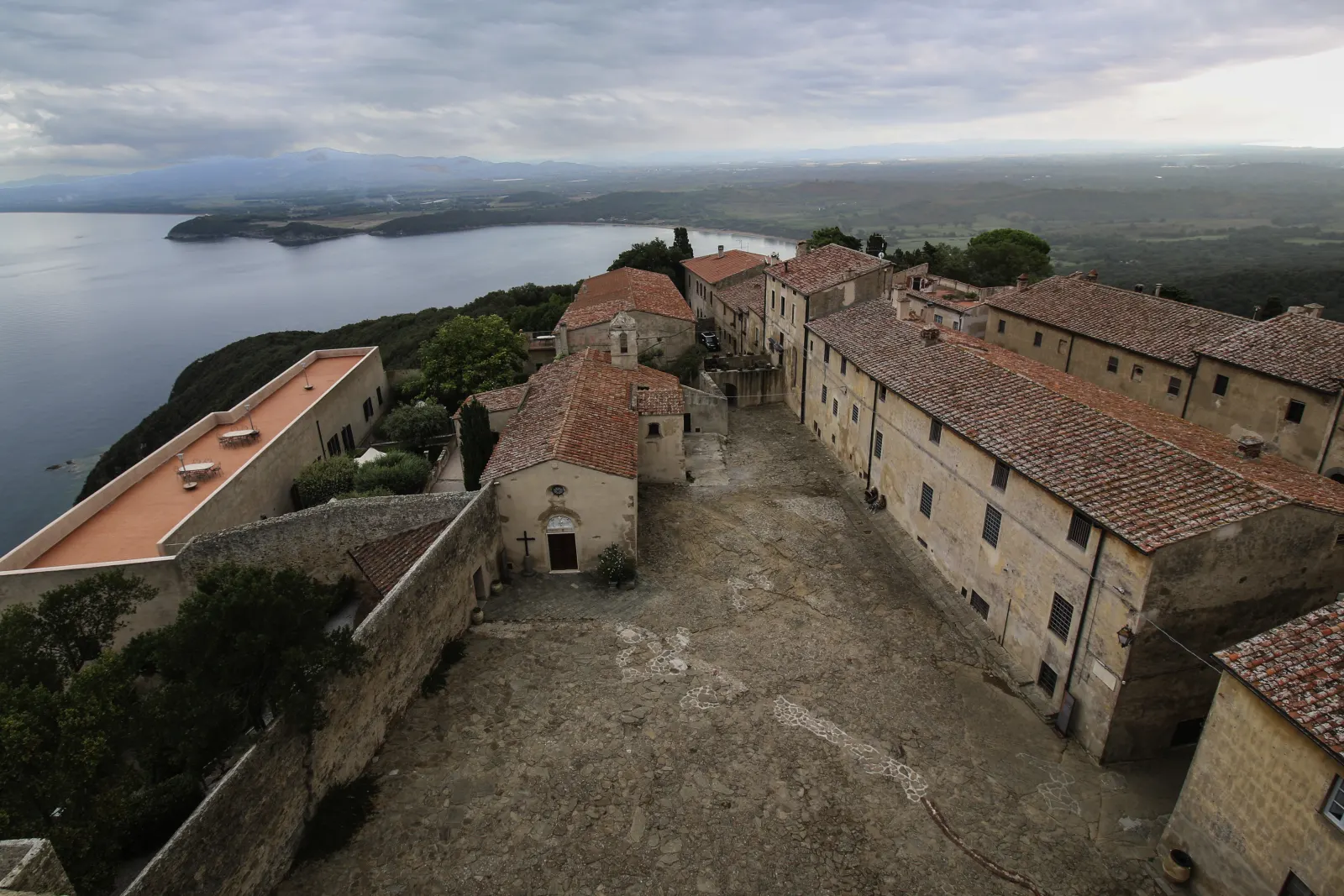 Il borgo di Populonia con il golfo di Baratti sullo sfondo