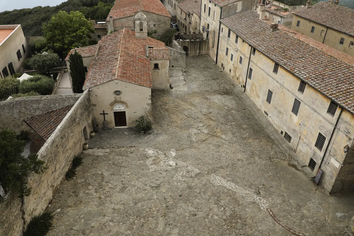 La chiesa di Santa Croce e la costa, dalla Torre della Rocca
