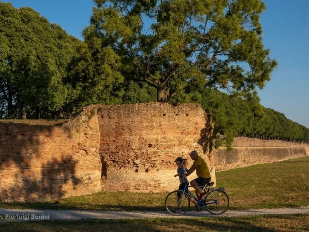 Ciclisti sulle mura