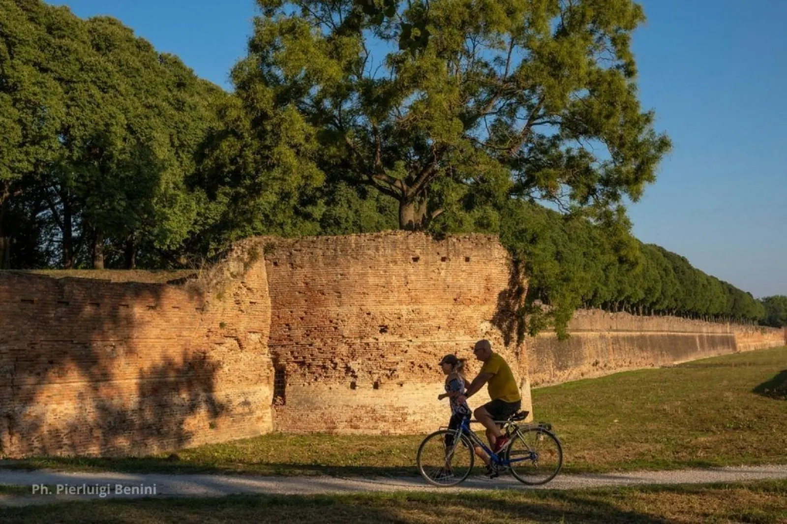 Ciclisti sulle mura