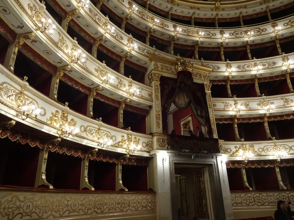 La sala del Teatro Regio, quattro ordini di palchi